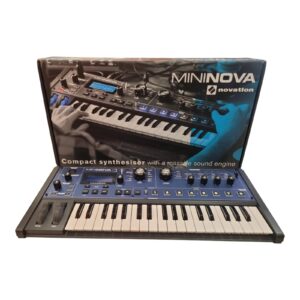 TECLADO MININOVA SINTETIZADOR Y VOCODER + MICROFONO + CARGADOR + CAJA