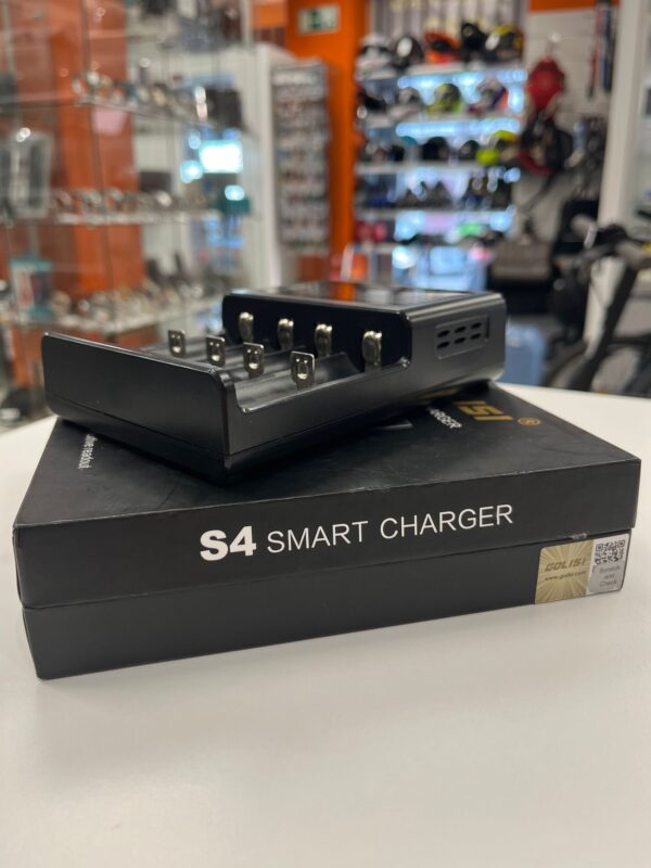 WhatsApp Image 2024 02 06 at 16.37.27 CARGADOR DE PILAS GOLISI S4 SMART CHARGER + CAJA