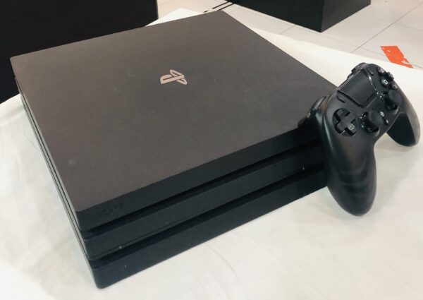 429761 scaled CONSOLA SONY PS4 PRO 1TB+MANDO Y CABLES