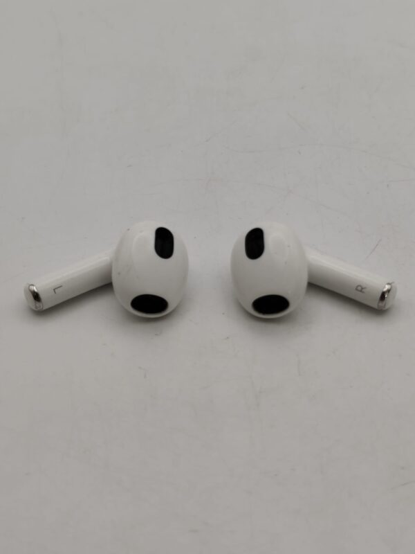 WhatsApp Image 2024 04 10 at 12.39.00 1 AURICULARES INALAMBRICOS APPLE AIRPODS 3RA GEN A2566 (A2564+A2565)