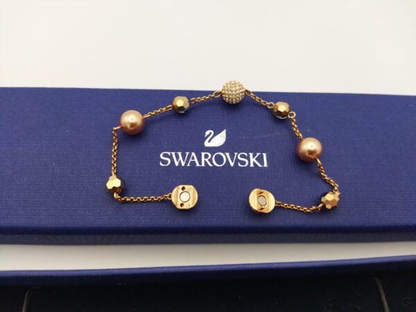 IMG 20231018 173015 WRJYVQ scaled 1 PULSERA SWAROVSKI BOLITAS DORADAS CIERRE IMAN CON CAJA