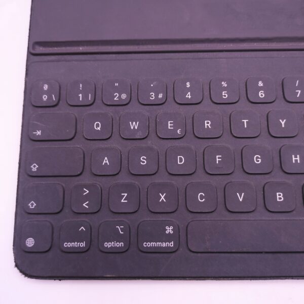 340907 3 scaled APPLE KEYBOARD A2039 NEGRO