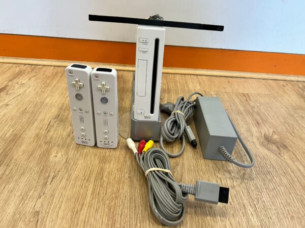 462490 3 CONSOLA NINTENDO WII + FUENTE + SENSOR + 2 MANDOS + BASE (TAPA SUELTA)