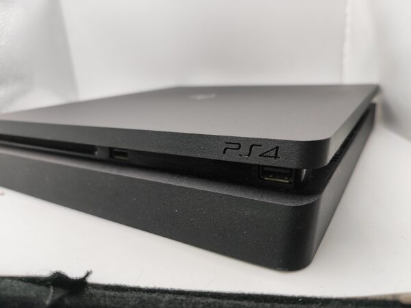IMG 20240606 194132 RydXAB scaled CONSOLA PS4 SLIM 500GB + CABLES * NO INCLUYE MANDO*