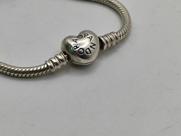 IMG 20240611 111549 KMMwdg scaled PULSERA PANDORA 4 CHARMS ALAS, HERRADURA Y BOLA DE FLORES