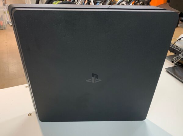 WhatsApp Image 2024 06 06 at 16.55.57 1 CONSOLA PS4 SLIM 1TB + MANDO Y CABLES