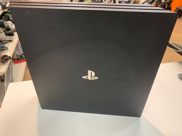 WhatsApp Image 2024 06 06 at 17.04.09 1 CONSOLA SONY PS4 PRO 1TB + MANDO Y CABLES