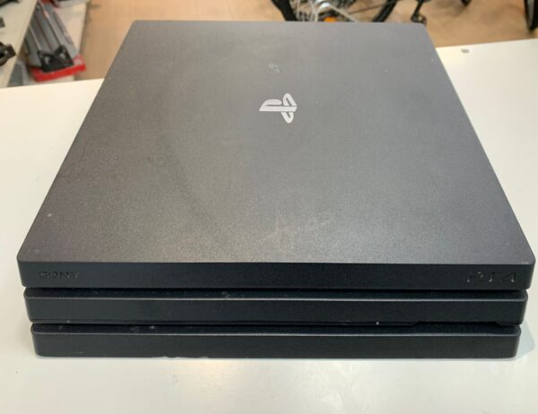 WhatsApp Image 2024 06 06 at 17.04.10 CONSOLA SONY PS4 PRO 1TB + MANDO Y CABLES