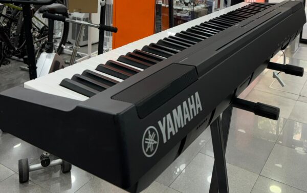 3852597 4 PIANO DIGITAL YAMAHA P-125 + CARGADOR + FUNDA YAMAHA