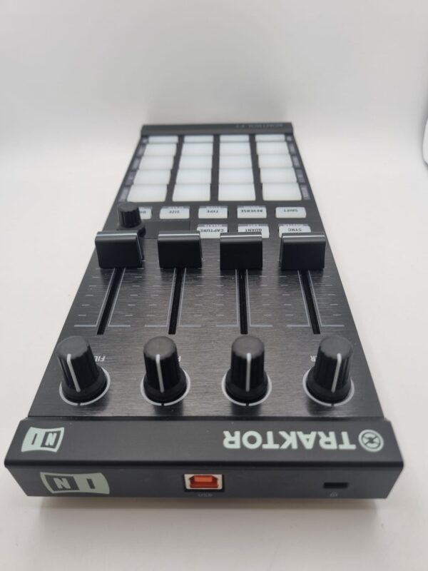 435305 3 CONTROLADORA MIDI TRAKTOR KONTROL F1 + CABLE + FUNDA