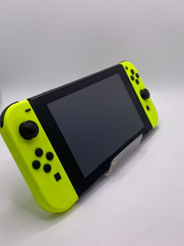 475984 3 CONSOLA NINTENDO SWITCH VERDE + ESTUCHE + BASE DE MANDO