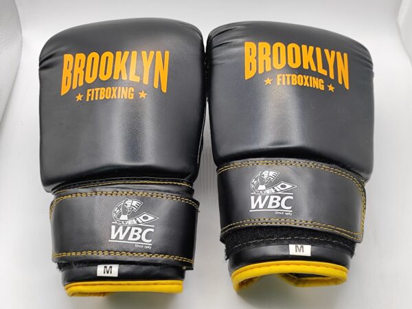 IMG 20240711 183629 Fjxmuk scaled GUANTES BOXEO BROOKLYN FITBOXING NEGRO- AMARILLO TALLA M