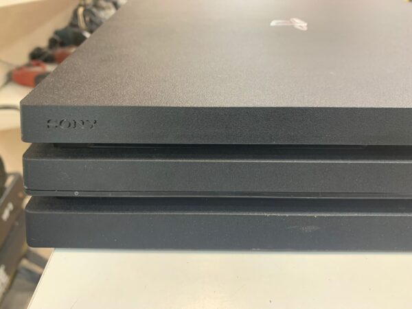 WhatsApp Image 2024 07 08 at 19.02.18 CONSOLA SONY PS4 PRO 1TB + MANDO COMPATIBLE COLOR GRIS.