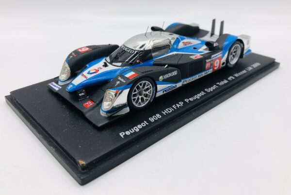 454693 2 scaled COCHE MINIATURA PEUGEOT 908 HDI FAP MARC GENÉ 2009