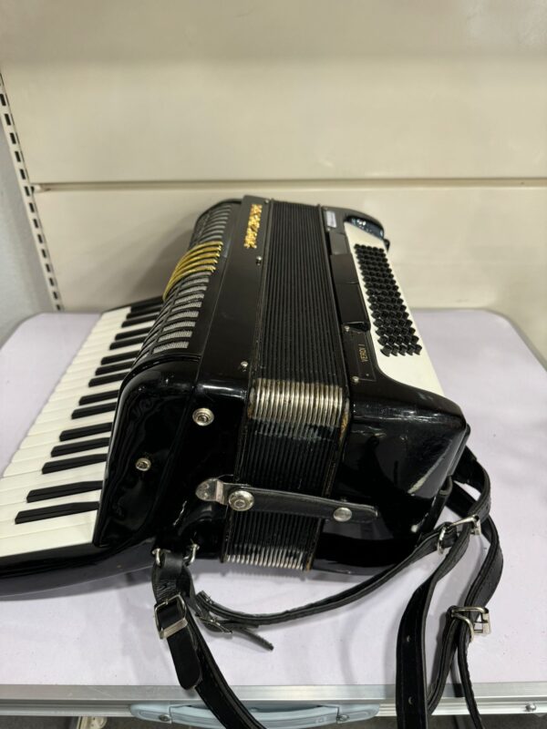 482727 12 ACORDEON HOHNER VERDI I NEGRO (MARCA EN UNA ESQUINA) + ESTUCHE