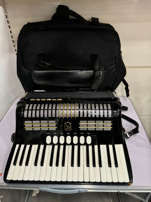 482727 9 ACORDEON HOHNER VERDI I NEGRO (MARCA EN UNA ESQUINA) + ESTUCHE