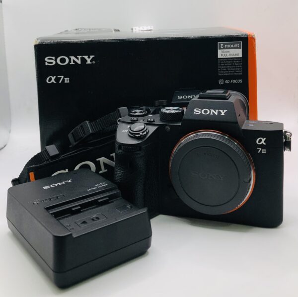 488509 4 CAMARA REFLEX SONY ALPHA 7 III + CAJA Y CARGADOR