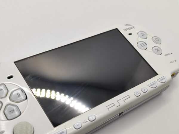 IMG 20240810 104011 rHvpKR scaled CONSOLA PSP 2004 BLANCA + CARGADOR