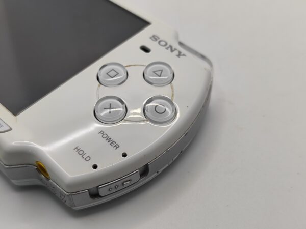 IMG 20240810 104015 yebbzt scaled CONSOLA PSP 2004 BLANCA + CARGADOR