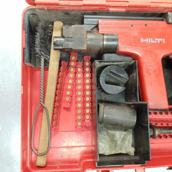 05 U494831 7 PISTOLA DE CLAVOS A POLVORA HILTI DX450 + MALETIN + ACC