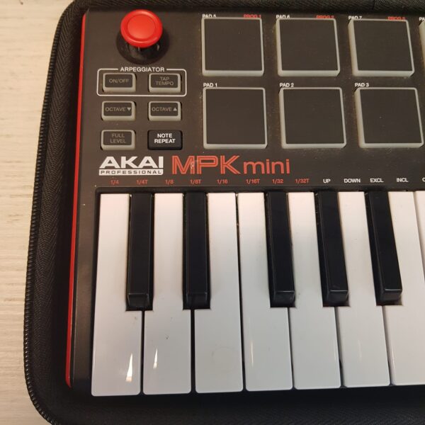 489956 5 TECLADO MIDI PAD AKAI MPK MINI MK2 + FUNDA