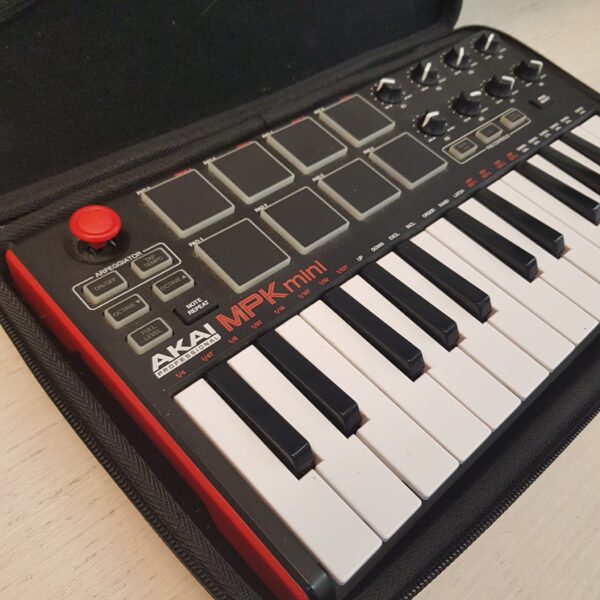 489956 7 TECLADO MIDI PAD AKAI MPK MINI MK2 + FUNDA