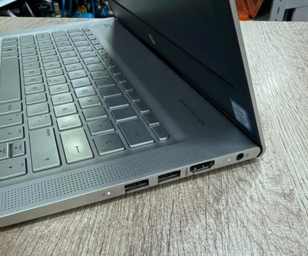 493033 6 PORTATIL HP ENVY I5-6GEN 4RAM 256GB WIN 10 + CARGADOR