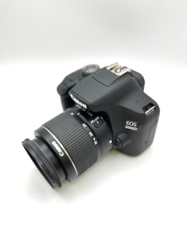 493381 2 CAMARA REFLEX CANON EOS 2000D + OBJETIVO CANON 18-55 MM 1:3.5-5.6 III + ACC