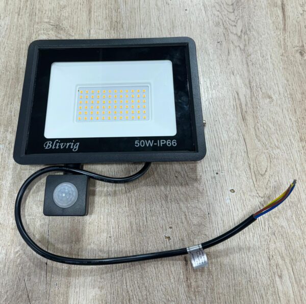 495053 4 FOCO DE LUZ LED CON SENSOR BLIVRING 50W *A ESTRENAR*