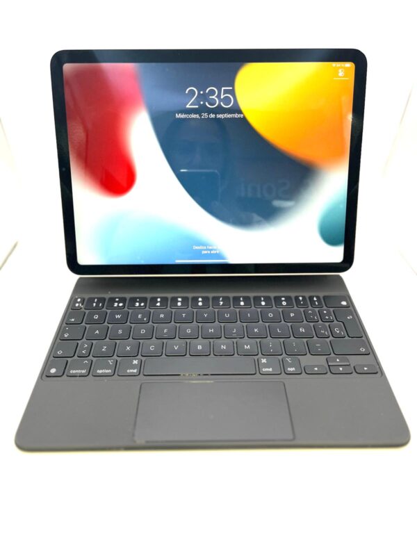 495895 3 IPAD AIR 5 GENERACION (A2588) 256GB +CAJA + CARGADOR + APPLE KEYBOARD