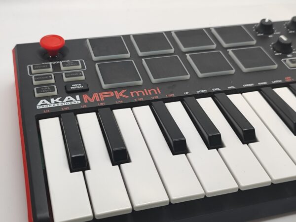 IMG 20240926 100943 scaled CONTROLADORA MIDI AKAI MPK MINI + CABLE