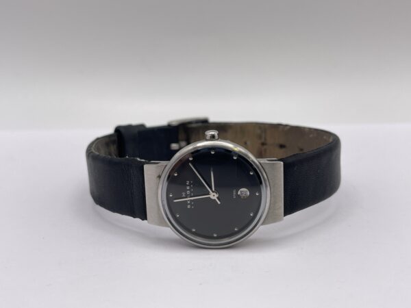 IMG 6921SAMU050924 104 scaled RELOJ SKAGEN 355SSLB PLATEADO CON ESFERA NEGRA Y CORREA DESGASTADA