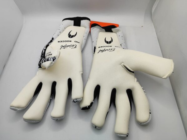 Imagen de WhatsApp 2024 09 17 a las 11.07.46 3cfa2428 GUANTES DE FUTBOL WARRIOR RISEN TALLA 8 BLANCO NEGRO * A ESTRENAR*