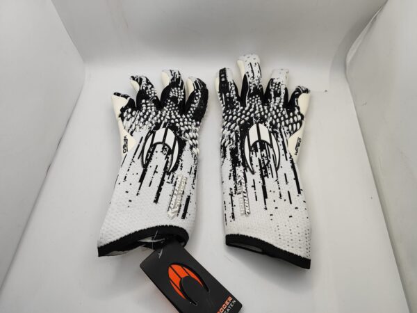 Imagen de WhatsApp 2024 09 17 a las 11.07.46 722cf9e6 GUANTES DE FUTBOL WARRIOR RISEN TALLA 8 BLANCO NEGRO * A ESTRENAR*