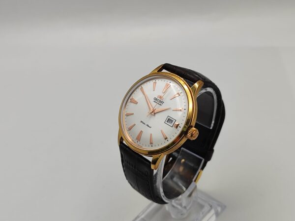 Imagen de WhatsApp 2024 09 20 a las 16.50.36 858a973e RELOJ AUTOMÁTICO ORIENT ER24 ESFERA BLANCA DETALLES DORADOS CORREA CUERO