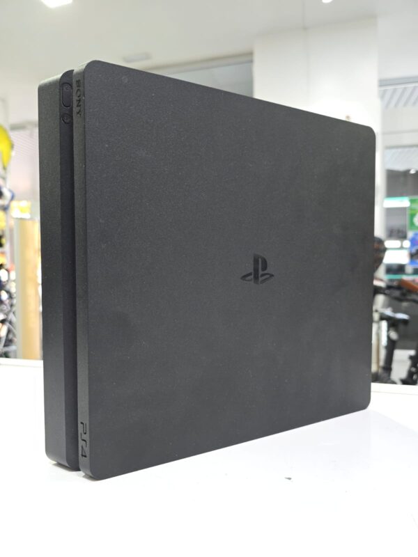 WhatsApp Image 2024 09 23 at 18.51.02 1 CONSOLA PS4 SLIM 500GB + MANDO CON FUNDA + CABLES