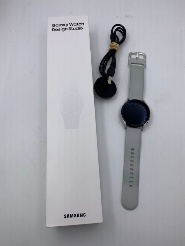 WhatsApp Image 2024 09 24 at 12.56.28 SMARTWATCH SAMSUNG GALAXY WATCH 4 DESIGN STUDIO 40MM + CAJA Y CARGADOR