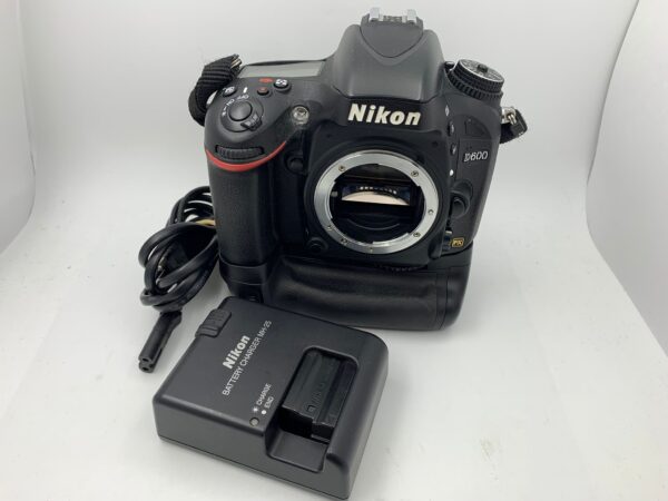 WhatsApp Image 2024 09 25 at 12.36.28 CAMARA REFLEX NIKON D600 CON GRIP + CARGADOR Y 2 BAT