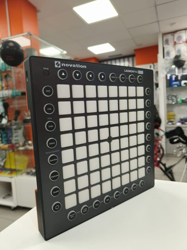 15u502023 2 CONTROLADORA NOVATION LAUNCHPAD PRO MK1 + CAJA + ACC