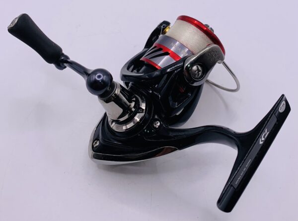 455859 2 CARRETE DE PESCA DAIWA NINJA LT1000+CAJA