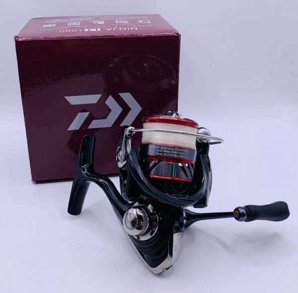 455859 CARRETE DE PESCA DAIWA NINJA LT1000+CAJA