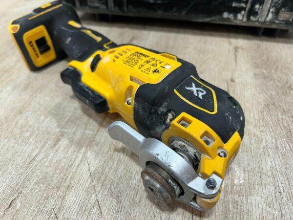 487832 2 MULTIHERRAMIENTA DEWALT DCS356 + ACC + MALETIN