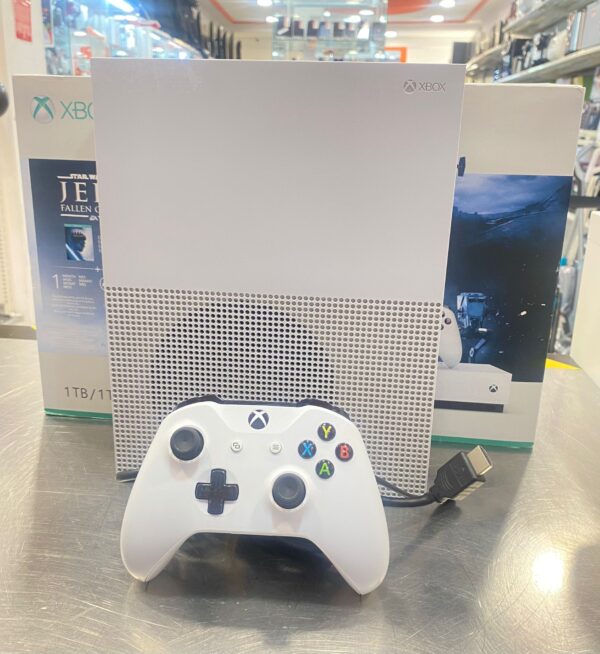 493013 1 CONSOLA XBOX ONE S 1TB + CAJA + CABLES + MANDO