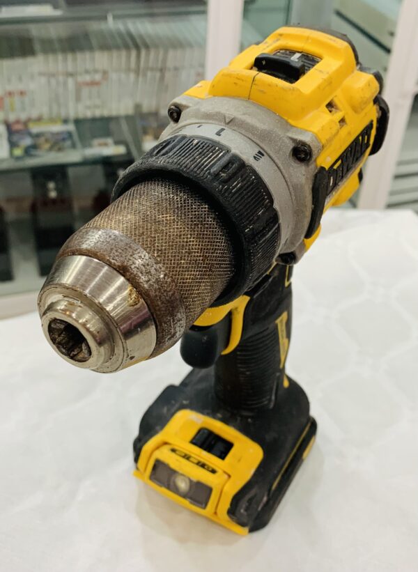 494429 2 scaled TALADRO DEWALT DCD800 18V + CARGADOR + 3 BATERIAS + MALETIN