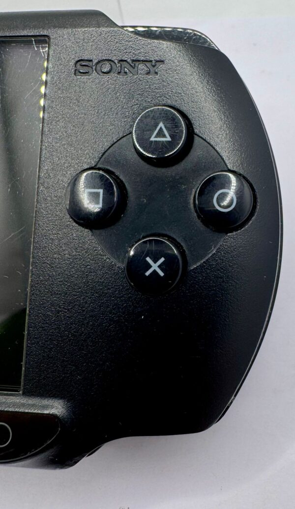 499696 5 CONSOLA PSP E-1004 NEGRA + CARGADOR