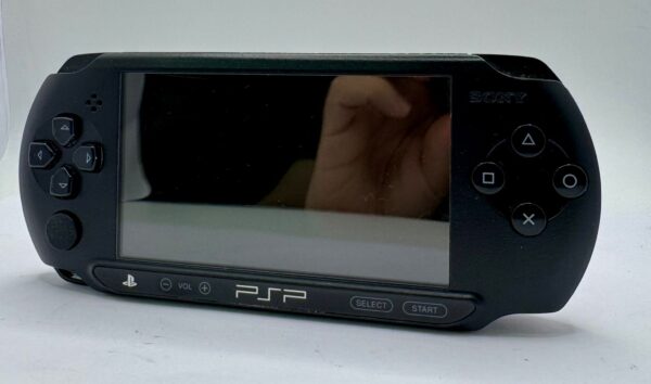 499696 7 CONSOLA PSP E-1004 NEGRA + CARGADOR