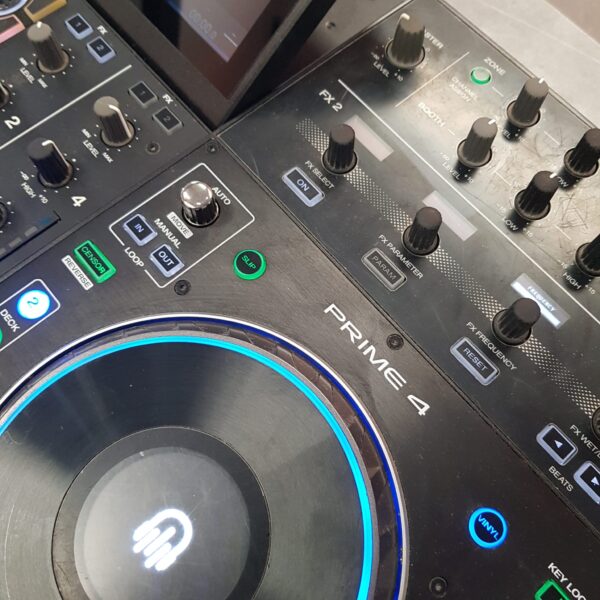 502423 3 CONSOLA DJ INDEPENDIENTE DENON DJ PRIME 4 - 4 CANALES - USB, WIFI - FALTA UN EMBELLECEDOR