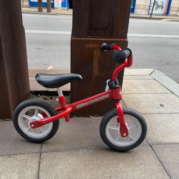 503110 4 BICICLETA CHICCO SIN PEDALES ROJA