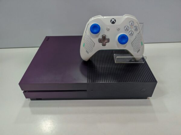 IMG 20240502 183127 JHlbIZ scaled 1 CONSOLA XBOX ONE S 1TB MORADA + MANDO