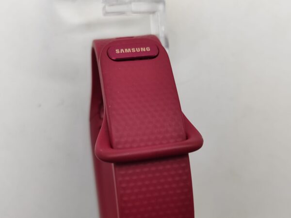 Imagen de WhatsApp 2024 10 28 a las 11.15.24 baa8de84 SMARTWATCH DEPORTIVO SAMSUNG GEAR FIT 2 GRANATE + CAJA